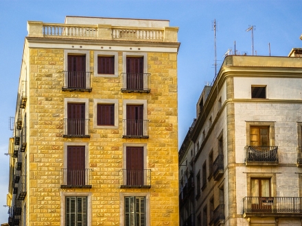 Venta edificio en barrio de Sant Antoni en Barcelona 